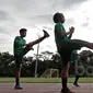 Peregangan otot oleh pemain Timnas U-19 sebelum berlatih di Stadion Atang Sutresna Kopasus, Cijantung, Kamis (06/04/2017). Latihan ini bagian dari seleksi tim persiapan Piala AFF U-18 di Myanmar. (Bola.com/Nicklas Hanoatubun)