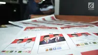 Surat suara Pilpres 2019 terlihat saat pencetakan perdana di PT Aksara Grafika Pratama, Jakarta, Minggu (20/1). KPU memberikan kepercayaan PT Aksara Grafika Pratama untuk mencetak kebutuhan surat suara 72,35 juta lembar. (Merdeka.com/Iqbal S. Nugroho)