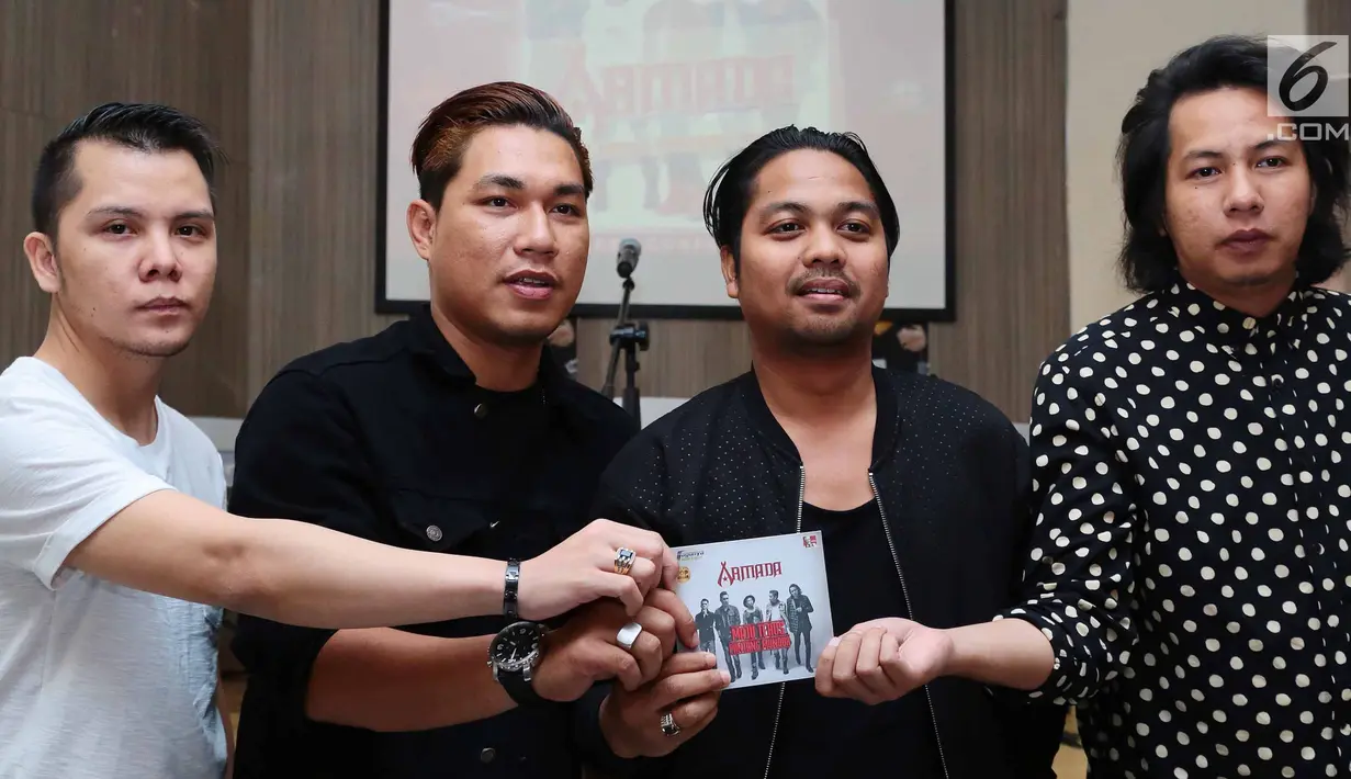 Armada Band menunjukkan CD album barunya bertajuk Maju Terus Pantang Mundur di Jakarta, Jumat (28/7). Album ini merupakan album ke 5 yang terdapat lagu Asal Kau Bahagia yang banyak disambut oleh masyarakat. (Liputan6.com/Herman Zakharia)