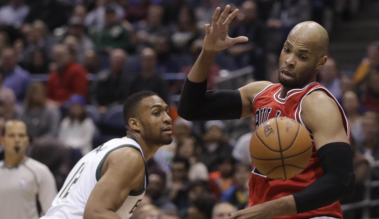 Pemain Chicago Bulls, Taj Gibson (kanan) mencoba merebut bola dari kejaran pemain Milwaukee Bucks, Jabari Parker pada lanjutan NBA di BMO Harris Bradley Center, (15/12/2016). Bucks menang 108-97.  (AP/Morry Gash)