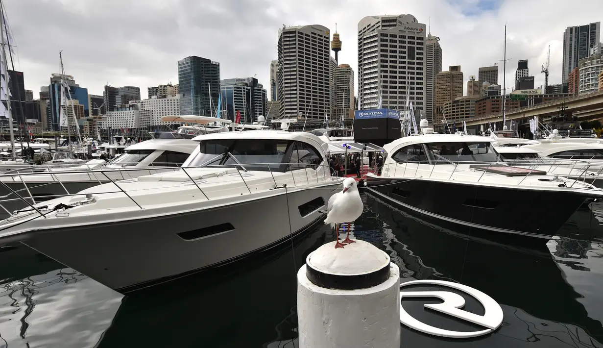 Sejumlah perahu di pajang dalam pameran Sydney International Boat Show di Darling Harbour di Sydney, Australia (3/8). Acara pameran alat transportasi air ini berlangsung dari 3 sampai 7 Agustus. (AFP Photo/Peter Parks)
