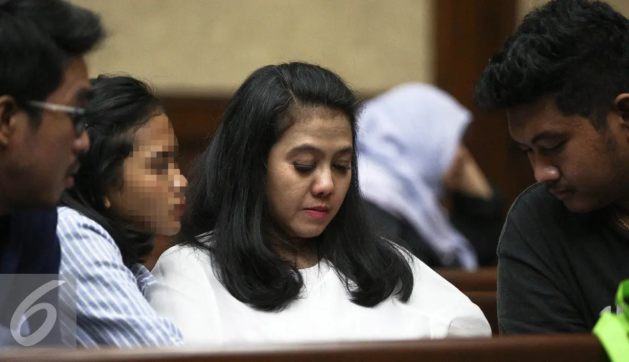 Terdakwa Damayanti Wisnuputranti ditemani anaknya saat menjalani sidang pembacaan tuntutan di Pengadilan Tipikor Jakarta, Senin (29/8). Seorang putri Damayanti terlihat bersandar di bahu ibunya. (Liputan6.com/Faizal Fanani)