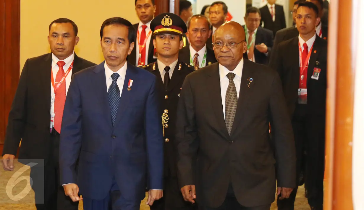 Presiden Joko Widodo (Jokowi) bersama Presiden Afrika Selatan Jacob Zuma (kanan) memasuki ruang pertemuan Business Summit dalam rangkaian KTT Indian Ocean Rim Association (IORA) 2017 di Jakarta Convention Center, Senin (6/3). (Liputan6.com/Angga Yuniar)