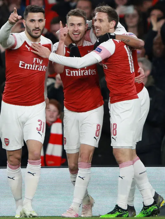Gelandang Arsenal, Aaron Ramsey berselebrasi dengan rekan setimnya setelah mencetak gol ke gawang Napoli pada leg pertama perempat final Liga Eropa di Stadion Emirates, Kamis (11/4). Arsenal mendekatkan diri ke semifinal setelah berhasil mengalahkan Napol