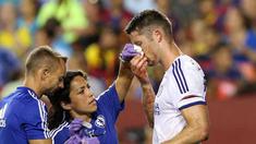 Pemain Chelsea Gary Cahill mendapatkan pengobatan dari tim medis akibat terluka karena duel udara saat mencetak gol pada Laga International Champions Cup di FedEx Field, AS, Rabu (29/7/2015) pagi WIB. (AFP Photo/Nicholas Kamm)