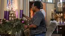 Pekerja melakukan bersih-bersih di Gereja Katedral, Jakarta, Kamis (21/12/2023). (Liputan6.com/Herman Zakharia)