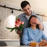 Ilustrasi pria memberikan kejutan di hari valentine. (Shutterstock/JJ-stockstudio)