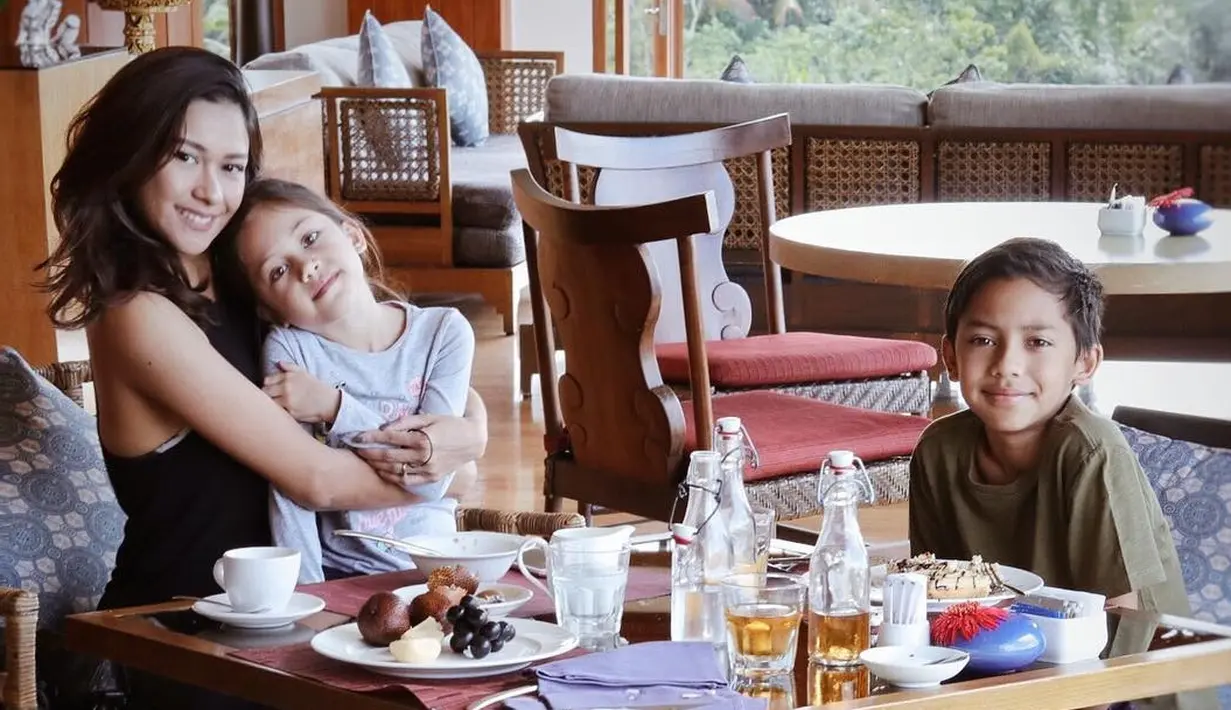 Wanita cantik kelahiran 14 Maret 1985 ini menjelaskan jika mereka baru saja selesai berenang dan ia sedang memakai bikini. (Foto: instagram.com/nanamirdad_)