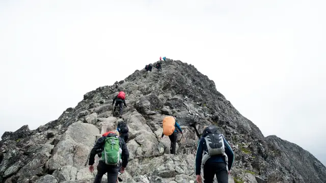 Ilustrasi mendaki gunung, petualang