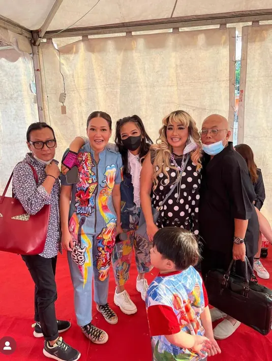 Potret Pinkan bersama Maia Estianty dan Meichan di belakang panggung. (Foto: Instagram/ pinkan_mambo)