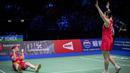 Selebrasi pasangan China, Chen Qing Chen/Jia Yi Fan setelah mengalahkan wakil Indonesia, Apriyani Rahayu/Siti Fadia Silva Ramadhanti pada laga final nomor ganda putri kejuaraan bulu tangkis BWF World Championship 2023 di Royal Arena, Copenhagen, Denmark, Minggu (27/8/2023). Chen Qing Chen/Jia Yi Fan menang dua gim langsung 16-21, 12-21. (AFP/Ritzau Scanpix/Mads Claus Rasmussen)