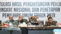Ketua KPU RI, Arief Budiman (ketiga kiri) memimpin rapat Rekapitulasi Hasil Penghitungan Perolehan Suara Tingkat Nasional dan Penetapan Hasil Pemilihan Umum Tahun 2019, Jakarta, Minggu (5/5/2019). Rapat dihadiri partai politik, timses Capres/Cawapres dan Bawaslu. (Liputan6.com/Helmi Fithriansyah)