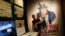 Seorang pekerja memasang koran untuk pameran "Salute to the Home Front" di Museum Nasional Perang Dunia II di New Orleans (5/6). Pameran ini menceritakan kisah yang berhubungan dengan Perang Dunia II. (AP Photo/Gerald Herbert)