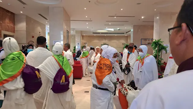 Jemaah calon haji dari kloter UPG8 Makassar tiba di sektor 2 Makkah pada Jumat siang (24/6/2022). Rata rata jemaah tersebut berasal dari Kendari, Muna, Kabupaten Kolaka Sulawesi Tenggara (Liputan6.com/Mevi ﻿Linawati)