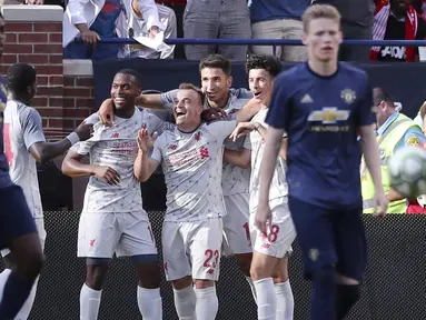 Para pemain Liverpool merayakan gol yang dicetak oleh Xherdan Shaqiri ke gawang Manchester United pada laga ICC 2018 di Stadion Ann Arbor, Michigan, Minggu (29/7/2018). Liverpool menang 4-1 atas Manchester United. (AP/Carlos Osorio)