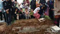 Pemakaman Abdullah Fithri Setiawan (Pramitha/Liputan6.com)