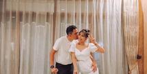 Sebagai pecinta olahraga golf, Ayu Dewi dan sang suami Regi Datau menjadi tema golf dalam perayaan ulang tahun. Keduanya tampil serasi dengan baju putih yang kasual (Foto: Instagram @mrsayudewi)