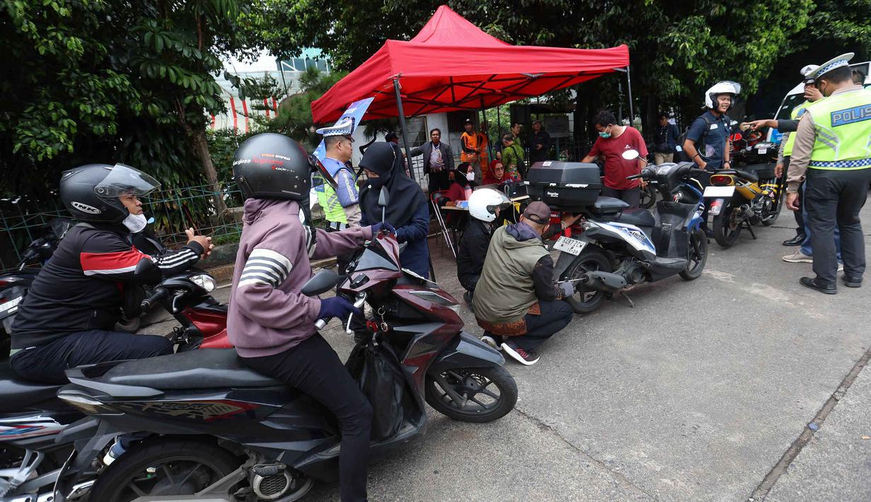 Pengujian ini untuk memastikan kendaraan memenuhi standar ramah lingkungan, dengan memeriksa kadar karbon monoksida (CO), hidrokarbon (HC), dan nitrogen oksida (NOx). Tampak dalam foto, antrean motor yang akan melakukan pengukuran gas buang saat operasi uji emisi di Pintu Keluar Terminal Blok M, Jakarta, Kamis (9/4/2026). (Kapanlagi.com/Budy Santoso)
