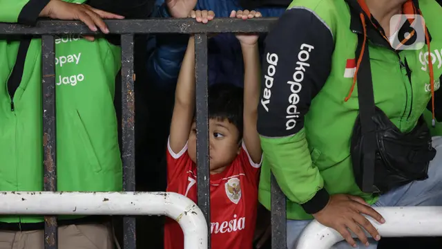 Antusiasme Penonton Saksikan Laga Oxford United Melawan Liga Indonesia All Star