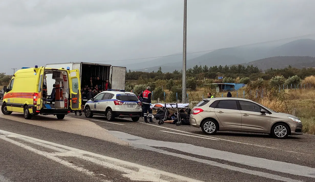 Sebuah truk berpendingin ditemukan oleh polisi yang berisi migran terparkir di pinggir jalan tol di Yunani utara, Senin (4/11/2019). Sebanyak 41 migran yang diduga berasal dari Afghanistan ditemukan hidup-hidup bersembunyi di dalam sebuah truk berpendingin. (Stavros Karypidis/xanthinews.gr via AP)