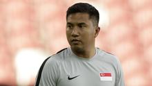 Asisten pelatih Singapura, Noh Alam Shah, saat menggelar sesi latihan jelang laga Piala AFF di Stadion Nasional Singapura, Kamis (8/11). Singapura akan melawan Indonesia. (Bola.com/M Iqbal Ichsan)