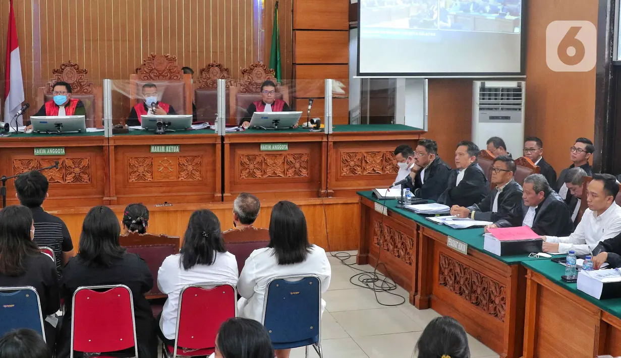 Terdakwa kasus pembunuhan Brigadir Nopriansyah Yosua Hutabarat atau Brigadir J, Kuat Mar'uf dan Ricky Rizal mendnegarkan keterangan saksi dalam sidang lanjutan di Pengadilan Negeri Jakarta Selatan, Rabu (2/11/2022). Kuat Ma'ruf duduk paling kanan kursi didampingi kuasa hukumnya. Sementara Ricky Rizal duduk di tengah di antara kuasa hukumnya. (Liputan6.com/Angga Yuniar)
