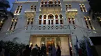 Kerumunan orang berkumpul di halaman Museum Sursock selama acara pembukaan tempat ikonik di Beirut, Lebanon, Jumat, 26 Mei 2023. (AP Photo/Hussein Malla)
