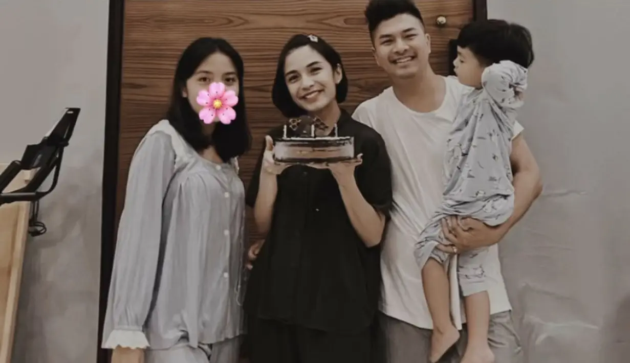 Dapat kejutan kue ulang tahun, Chelsea tampil mengenakan piyamanya serta rambut pendek dengan poni yang dijepit menggunakan hair clip. @mutiarasafira.y