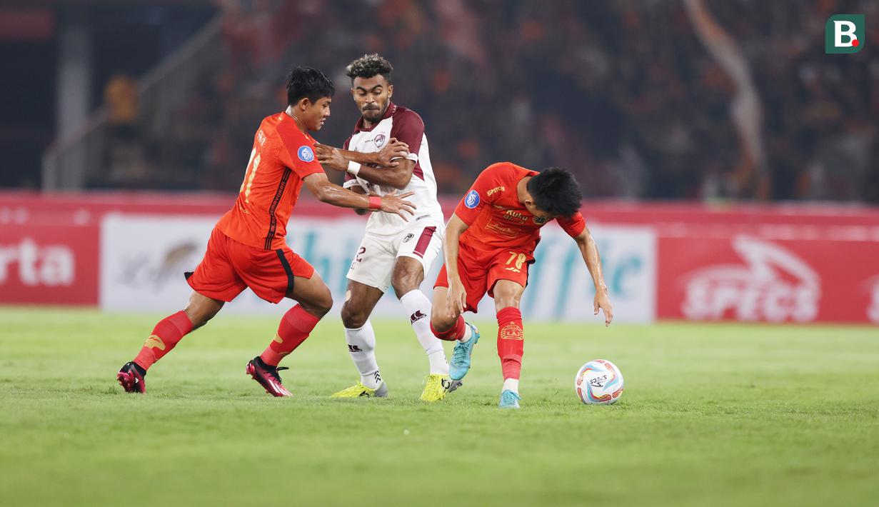 <p>Pemain PSM Makassar, Yakob Sayuri (tengah) berebut bola dengan dua pemain Persija Jakarta, Firza Andika (kiri) dan Witan Sulaeman pada laga pekan pertama BRI Liga 1 2023/2024 antara Persija Jakarta menghadapi PSM Makassar di Stadion Utama Gelora Bung Karno (SUGBK), Senayan, Jakarta, Senin (3/7/2023). (Bola.com/M Iqbal Ichsan)</p>