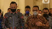 Gubernur DKI Jakarta Anies Baswedan (kanan) saat menerima kunjungan Ketua Umum Partai Demokrat Agus Harimurti Yudhoyono atau AHY (kiri) di Balai Kota DKI Jakarta, Kamis (6/5/2021). Kunjungan AHY untuk silaturahmi dan membicarakan Jakarta. (Liputan6.com/Faizal Fanani)