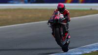 Pembalap Aprilia asal Spanyol, Aleix Espargaro mengendarai sepeda motornya saat sesi latihan kedua Grand Prix MotoGP Spanyol di arena balap Jerez, Jerez de la Frontera, Spanyol, 28 April 2023. (PIERRE-PHILIPPE MARCOU/AFP)
