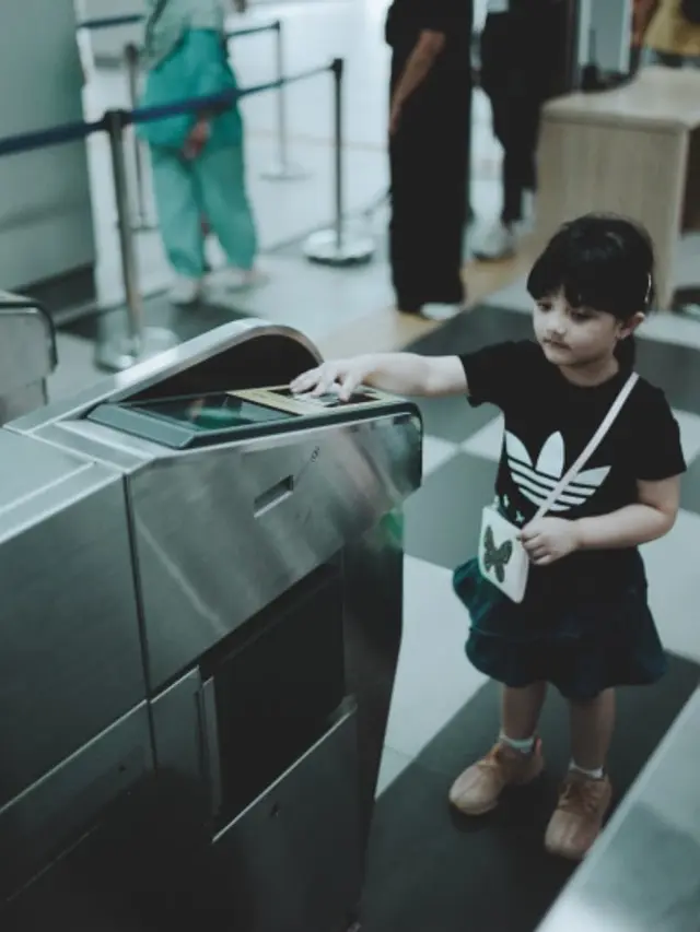 Potret Arsy Hermansyah Belajar Naik MRT (sumber: instagram/@queenarsy)