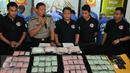 Direktorat Tindak Pidana Narkoba Bareskrim Polri merilis barang bukti kasus narkoba di Jakarta, Jumat (19/2). Petugas menangkap 7 orang tersangka sindikat narkotika internasional dan menyita sedikitnya 40 ribu butir ekstasi. (Liputan6.com/Yoppy Renato)