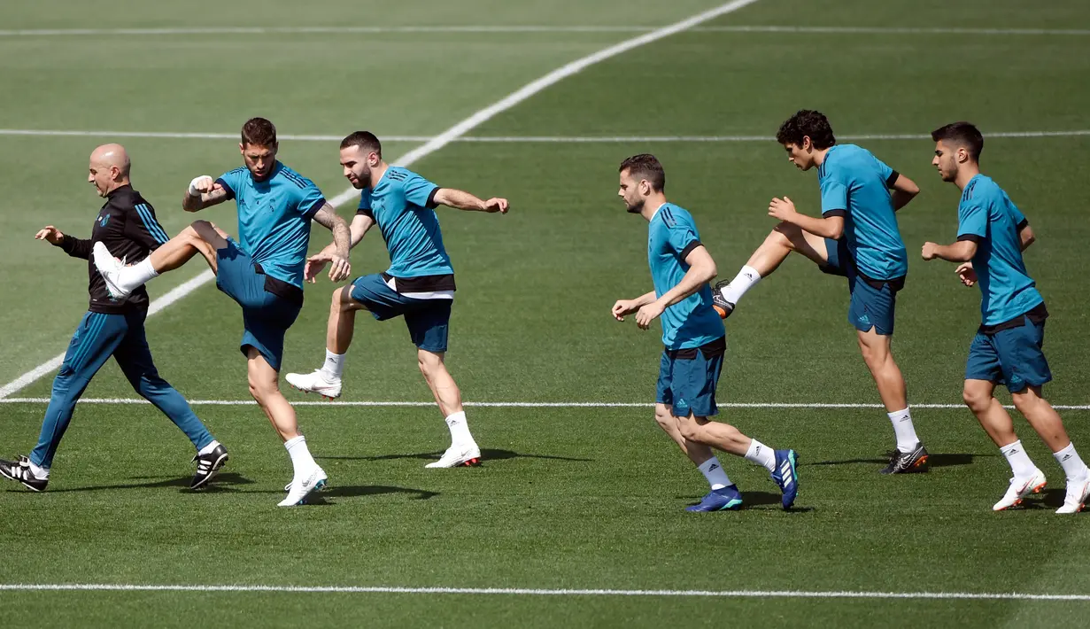 Para pemain Real Madrid melakukan pemanasan saat sesi pelatihan di Madrid, Spanyol (22/5). Madrid akan melawan Liverpool pada babak final Liga Champions yang akan berlangsung 26 Mei mendatang di Stadion NSC Olimpiyskiy di Kiev. (AFP Photo/Gabriel Bouys)