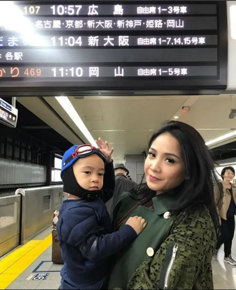 Setelah posting foto Ayu Ting Ting, Raffi Ahmad perlihatkan wajah istri dan anaknya di Instagram (Foto: Instagram/Raffinagita1717)