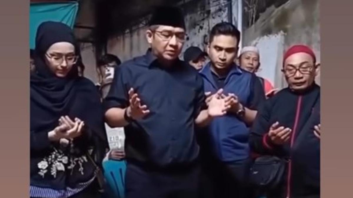 6 Potret Pasha Ungu Takziah ke Rumah Duka Driver Ojol yang Dilindas Rantis Brimob