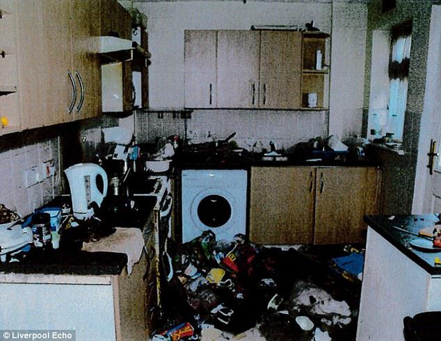 Kondisi rumah kumah saat polisi datang dan memeriksa rumah | Photo: Copyright dailymail.co.uk