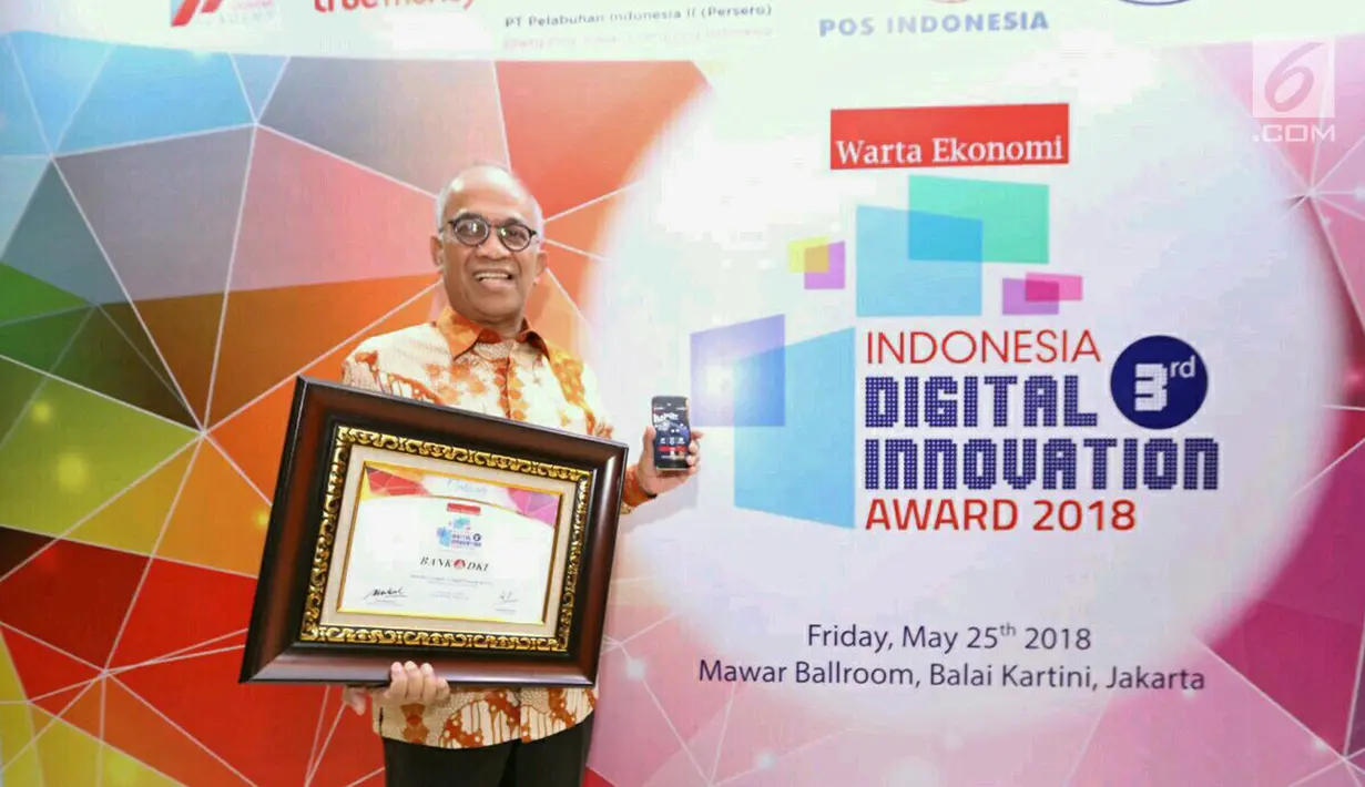 Dirut Bank DKI, Kresno Sediarsi menerima penghargaan Innovative Company in Digital Financial Services kategori Bank Pembangunan Daerah pada Indonesia Digital Innovative Awards 2018 di Jakarta,Jumat (25/05). (Liputan6.com/Pool/Budi)
