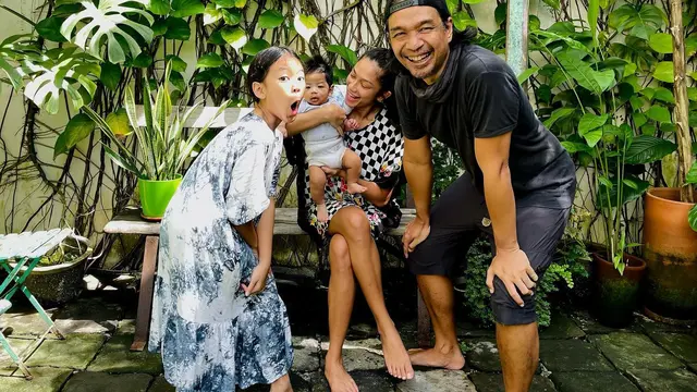 Faradina Mufti asuh sang buah hati (Sumber: Instagram/faradinamufti)