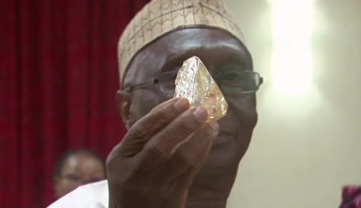 Menteri Pertambangan, Alhaji Minkailu Mansaray menunjukkan bongkahan berlian mentah 706 karat yang ditemukan oleh seorang pastor di kota kuno Kono, timur Sierra Leone, Kamis (16/3). Ini adalah berlian terbesar kedua ditemukan di Sierra Leone (SLBC via AP)