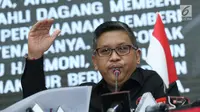 Sekjen PDI Perjuangan, Hasto Kristiyanto menyampaikan keterangan di Jakarta, Rabu (18/7). Hasto menyebutkan nama-nama bacaleg yang didaftarkan PDIP ke KPU telah melalui serangkaian proses internal partai. (Liputan6.com/Helmi Fithriansyah)