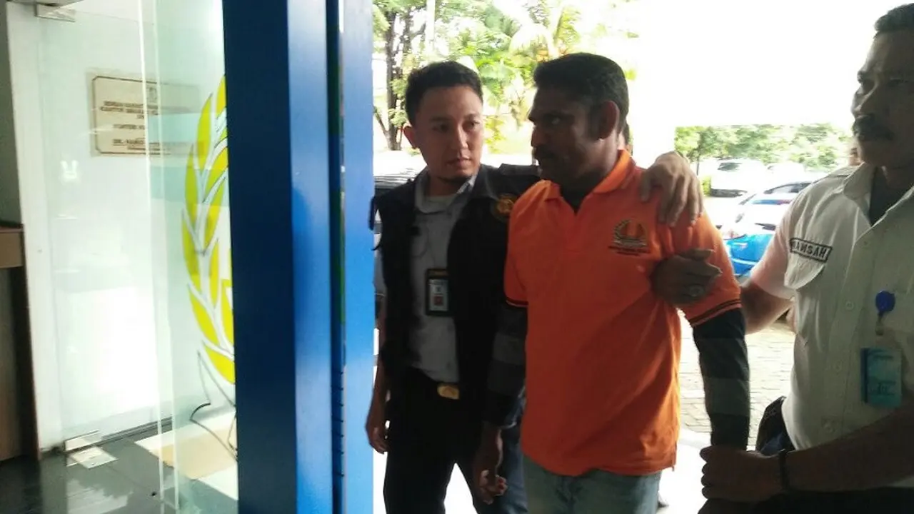 Shafi, WNA asal India tampak dikawal petugas Imigrasi (Liputan6.com/ Eka Hakim)