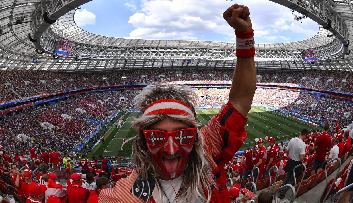 Suporter Denmark bergaya saat menonton negaranya melawan Prancis di Stadion Luzhniki, Moskow, Selasa (26/6/2018). (AFP/Yuri Cortez)