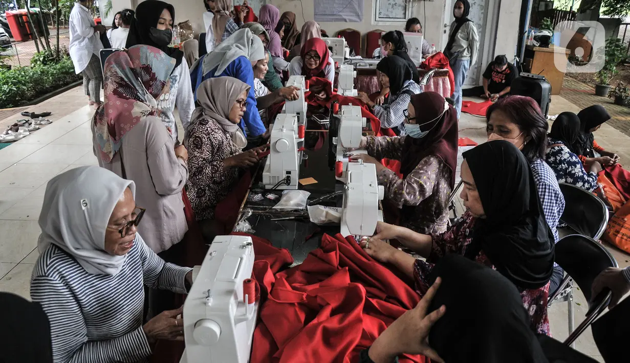 Warga mengikuti pelatihan tata busana di Ruang Publik Terpadu Ramah Anak (RPTRA) Borobudur, Menteng, Jakarta Pusat, Rabu (9/11/2022). Pelatihan kriya yang dikhusukan untuk kaum perempuan tersebut dalam rangka meningkatkan bakat sekaligus membuka peluang usaha bagi warga. (merdeka.com/Iqbal S Nugroho)