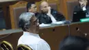 Terdakwa suap perizinan tambang nikel di dua kabupaten di Sulawesi Tenggara, Nur Alam mengikuti sidang putusan di Pengadilan Tipikor, Jakarta, Rabu (28/3). Nur Alam dihukum 12 tahun penjara dan denda satu miliar. (Liputan6.com/Helmi Fithriansyah)