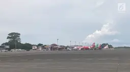 Sejumlah pesawat terparkir di areal Bandara Internasional Bandara Ngurah Rai, Denpasar, Selasa (28/11). Penutupan Bandara Ngurah Rai diperpanjang 24 jam sampai Rabu (29/11) pukul 07.00 Wita karena dampak letusan Gunung Agung. (Liputan6.com/Dewi Divianta)