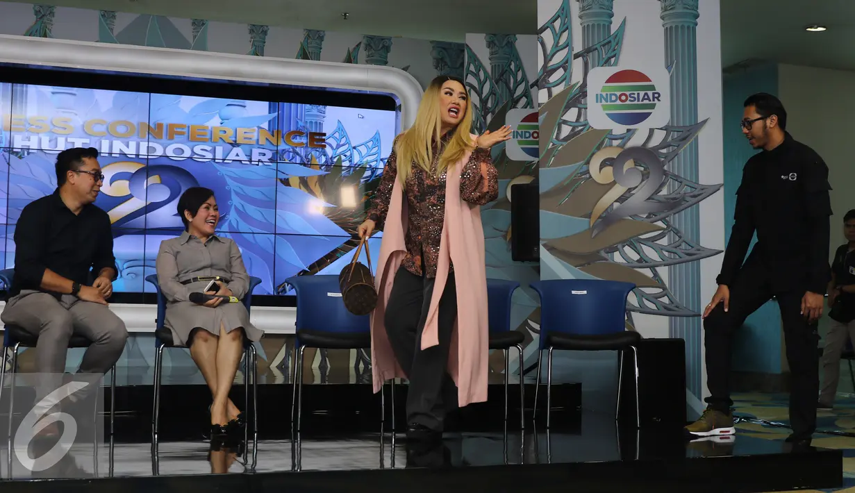 Titi DJ memberikan salam saat tiba di tempat konferensi pers Konser Raya 22 Tahun Indosiar bertabur bintang di SCTV TOWER, Jakarta, Selasa (20/12). (Liputan6.com/Herman Zakharia)