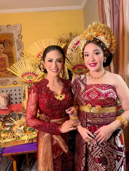 <p>Potret Krisdayanti Pakai Kebaya Bali Warna Merah (@krisdayantilemos)</p>