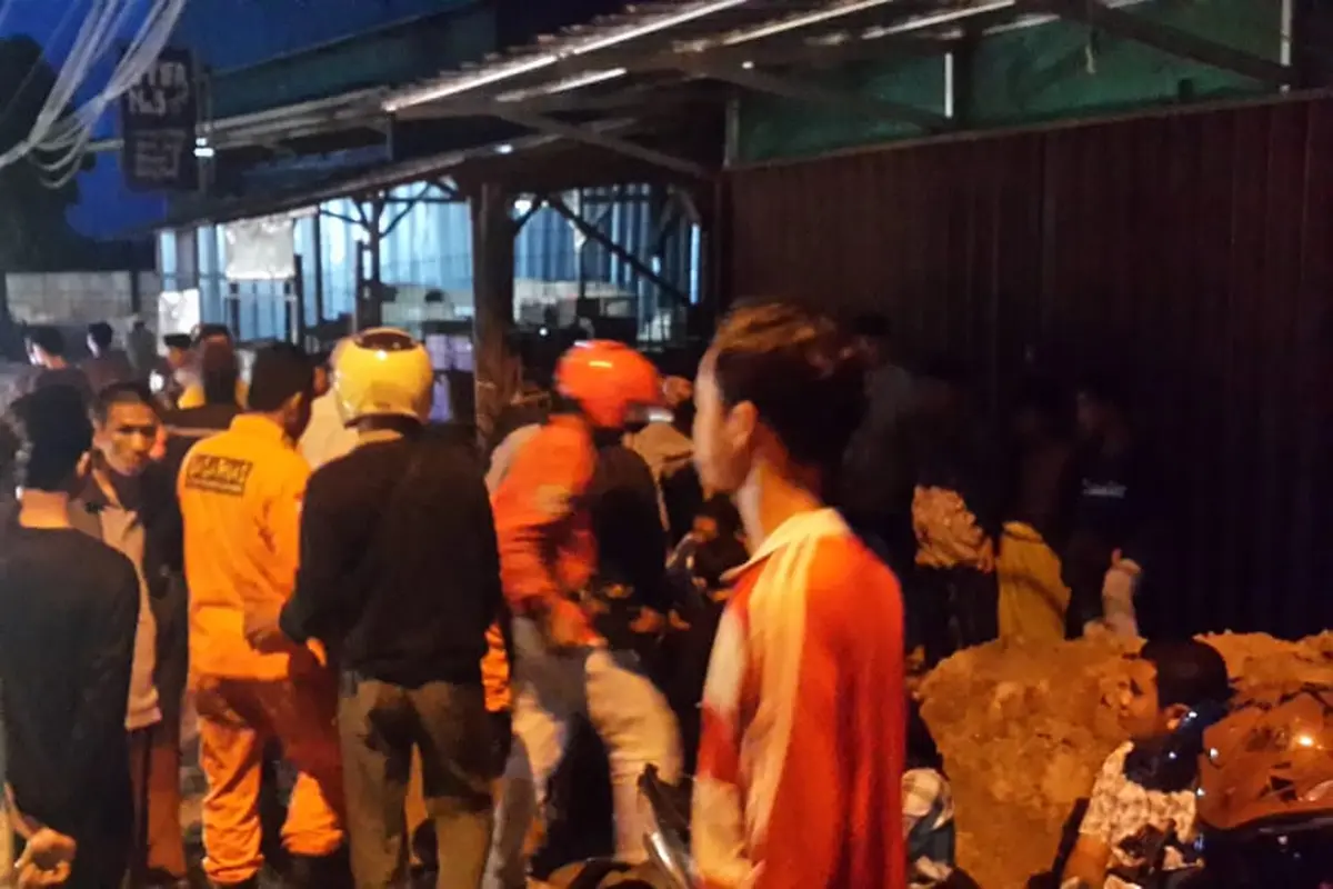 Basarnas Banten Dan Warga Bantu Korban Kecelakaan Lalu Lintas Akibat Jalan Licin. (Selasa, 30/03/2021). (Dokumentasi Basarnas Banten).