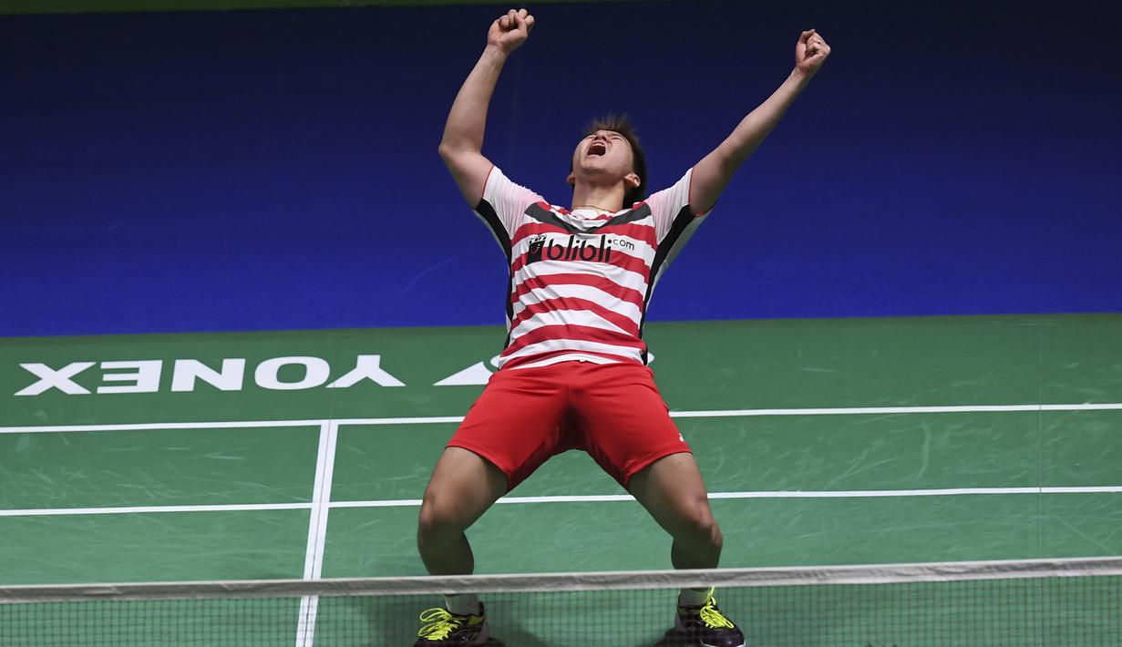 Ganda putra Indonesia, Marcus Gideon merayakan gelar All England di Birmingham, Minggu (18/3/2018). Mereka juara setelah mengalahkan Mathias Boe dan Carsten Mogensen dengan skor 21-18, 21-17. (AFP/Paul Ellis)